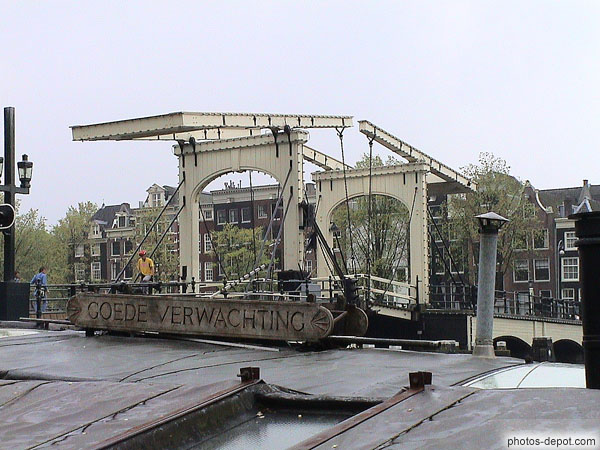 photo de vue générale du plus vieux pont à bascule en bois de Hollande