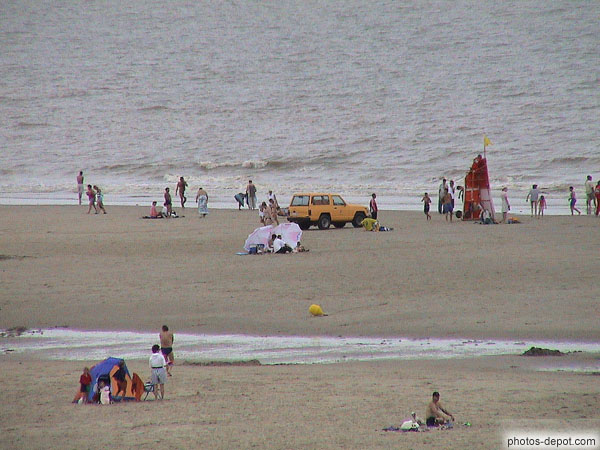 photo de jeep orange sur la plage