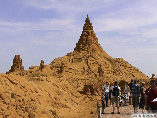 photo de mont de sable sculpté