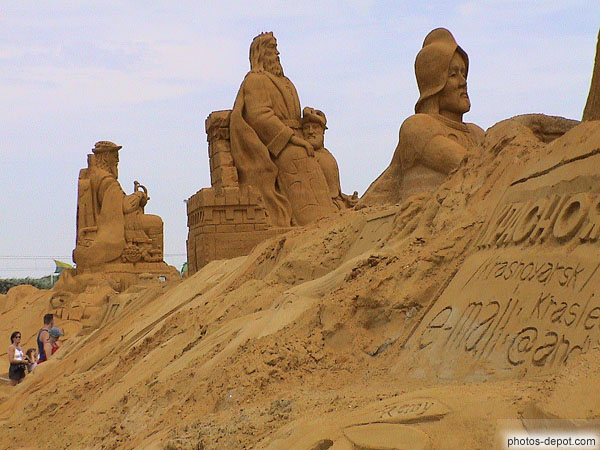 photo de statues sable