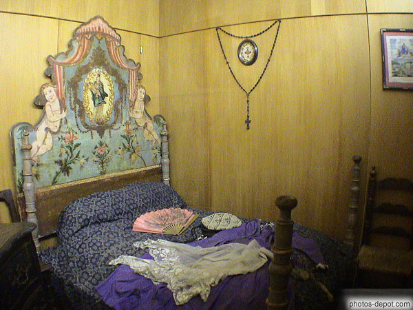 photo de lit bois décoré