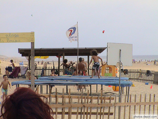photo de trampolin sur la plage