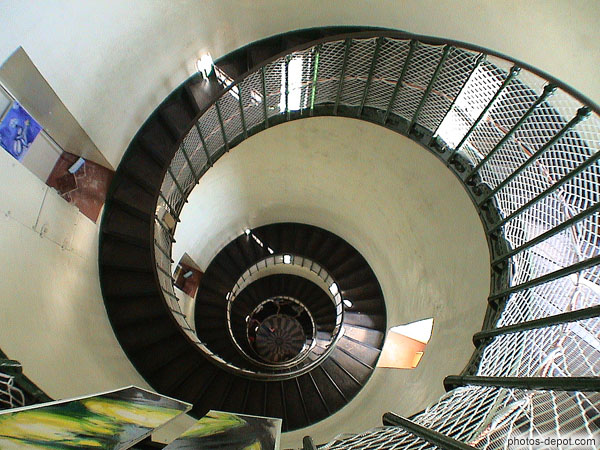 photo d'escalier en colimaçon