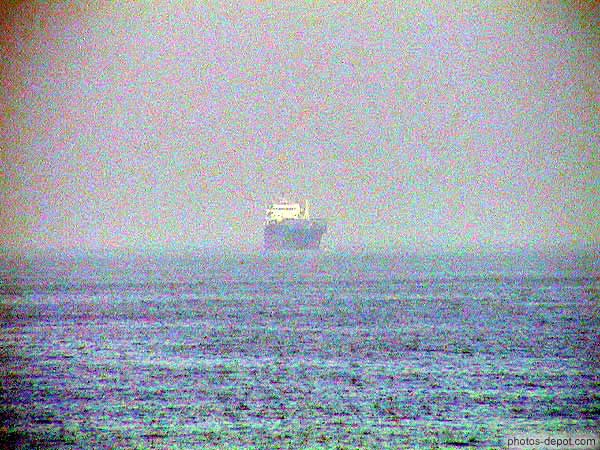 photo de navire dans la brume