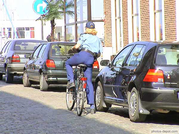 photo de policière à vélo