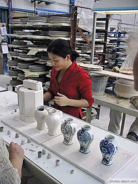 photo de étapes de fabrication d\'un vase en porcelaine