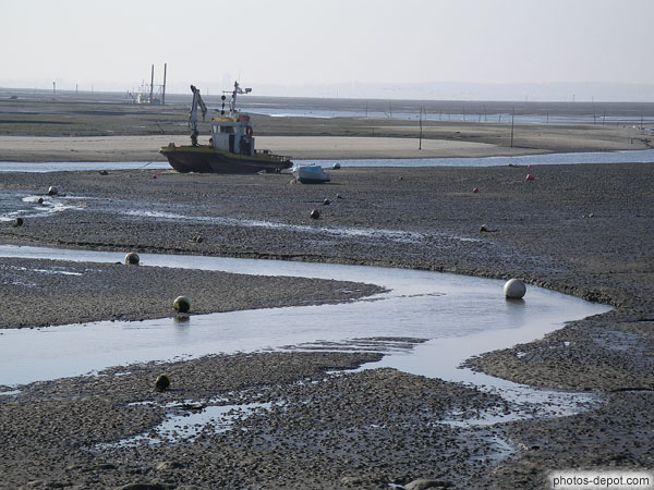 photo de bateaux échoués sur le sable après la marée dans le bassin