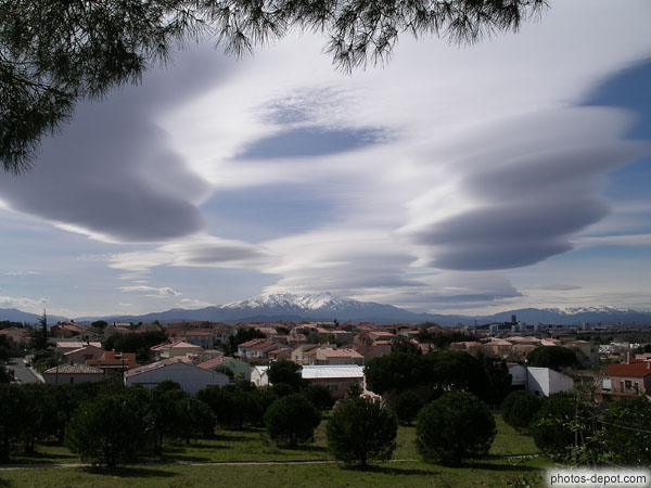photo de Mont Canigou entouré de nuages ronds