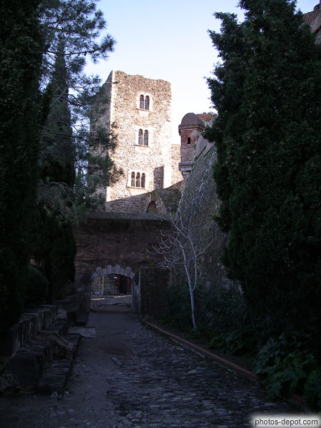 photo d'Allée vers le Donjon du chateau