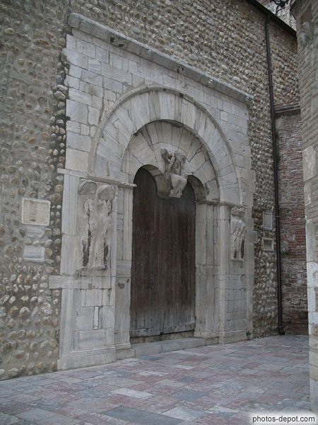 photo de Porche entrée coté cathédrale St Jean