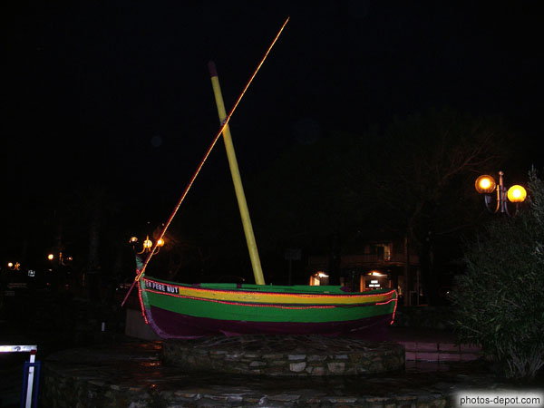photo de barque En Pere Nut illuminée la nuit