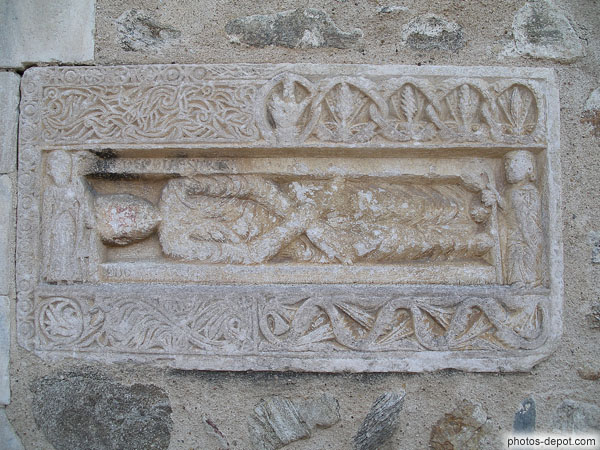 photo de pierre sculptée tombeau sur le mur du Cloître