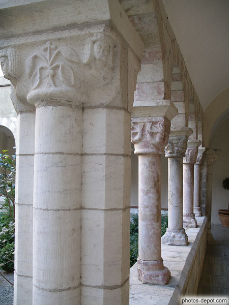 photo de colonnes aux chapiteaux ouvragés du Cloître