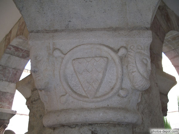 photo de Blason sur chapiteau de colonne du Cloître