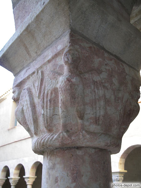 photo d'oiseau de proie sculpté sur chapiteau de colonne du Cloître