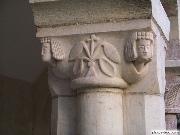 photo de visages aux coiffures médiévales, plante, chapiteau de colonne du Cloître