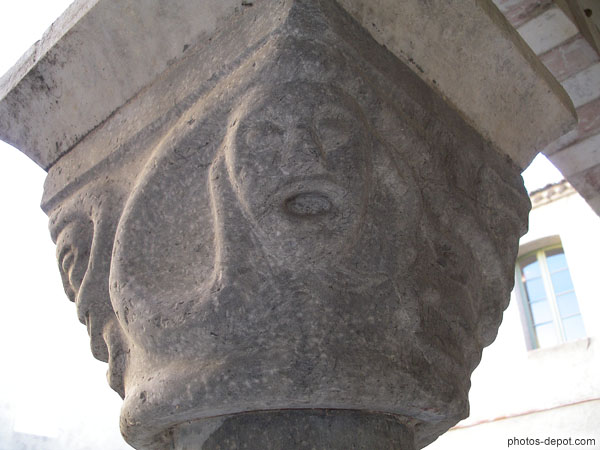 photo de visages chantants sculptés sur marbre noir des corbières, Cloître