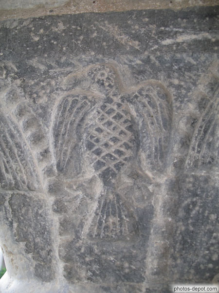 photo de faucon ou aigle gravé dans marbre noir, Cloître