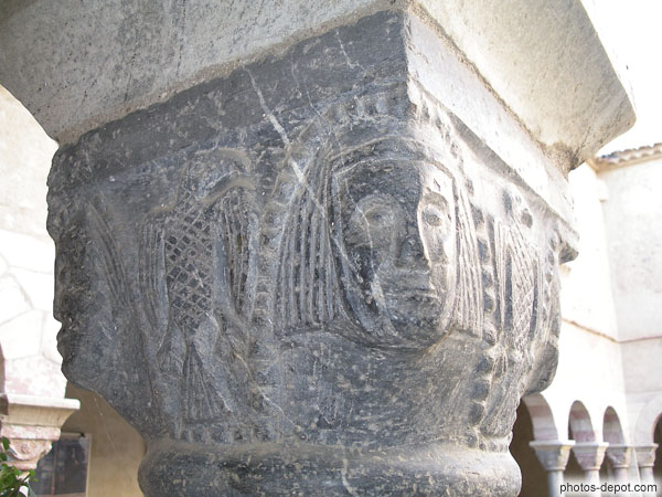 photo de chapiteau en marbre noir des Corbières, cloître