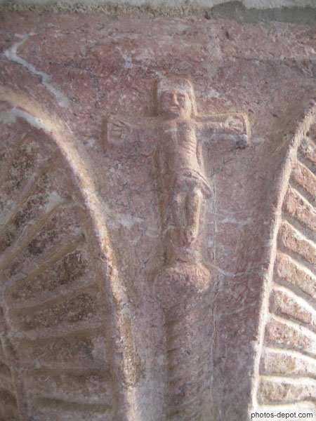 photo de Christ en croix, marbre rose, Cloître