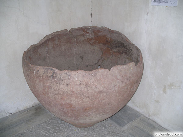 photo de Dolium, grande jarre Romaine contenance de 600 l, Cloître