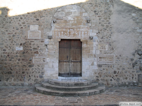 photo d'entrée abbaye de St Genis au linteau de marbre blanc sculpté