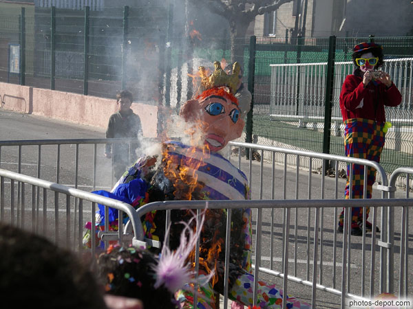 photo d'on brule le bonhomme Carnaval