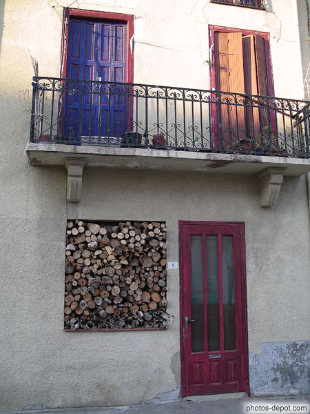 photo de maison Villelongue, réserve de bois à la fenêtre