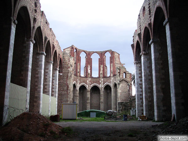 photo de église en ruines