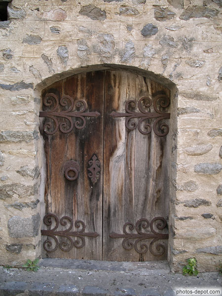 photo de porte de bois au fer forgé
