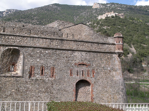 photo de forteresse surplombant les remparts de la ville