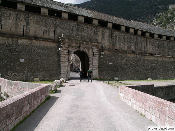 photo d'entrée de la ville fortifiée