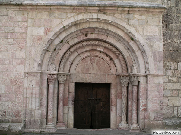 photo d'entrée de l'église en marbre rose