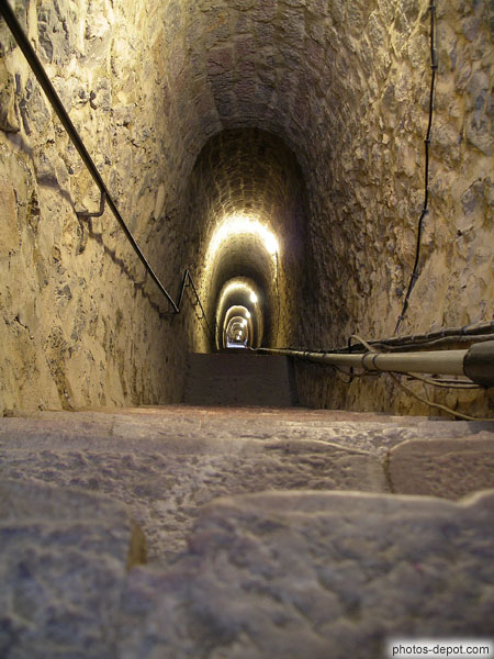 photo de Le souterrain des mille marches reliant le fort Liberia à la ville compte en fait 837 marches selon nos calculs !