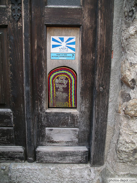 photo de porte décorée du chat dans la porte