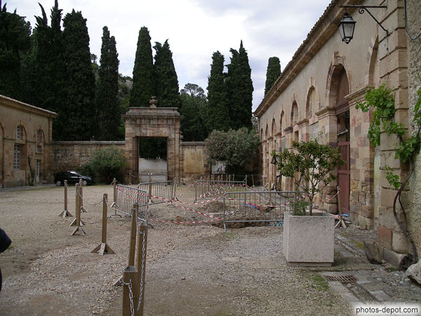photo de Cour principale,  Abbaye de Lagrasse