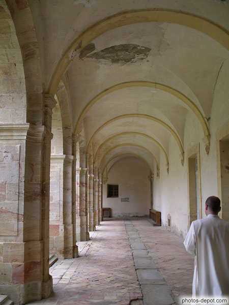 photo de moine dans le cloïtre, Abbaye de Lagrasse