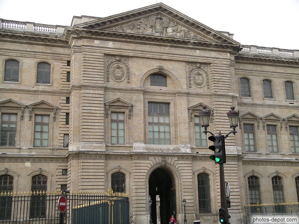 photo de Le Musée du Louvre rue de Rivoli
