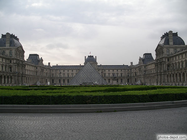 photo de place du palais du Louvre