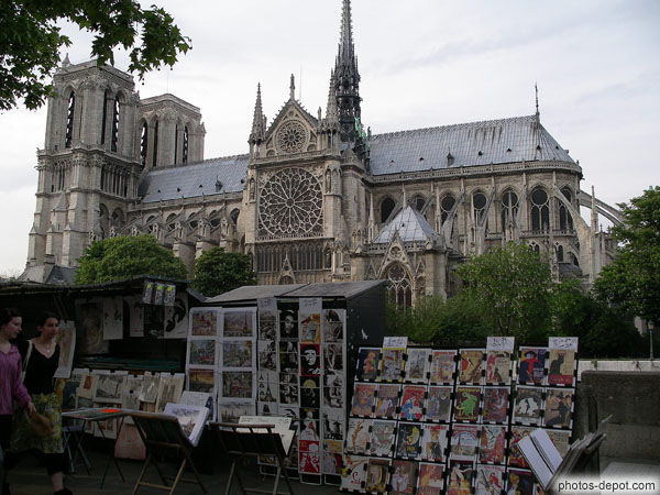 photo de bouquinistes devant la cathédrale Notre Dame