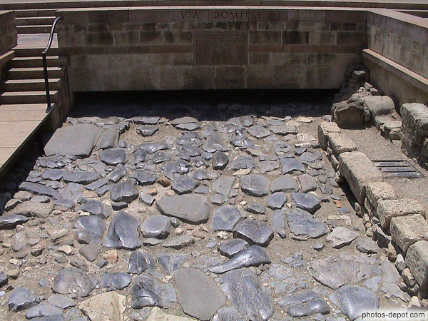 photo de grosses dalles grises de la Via Domitia, réparées à l'aide de cailloutis