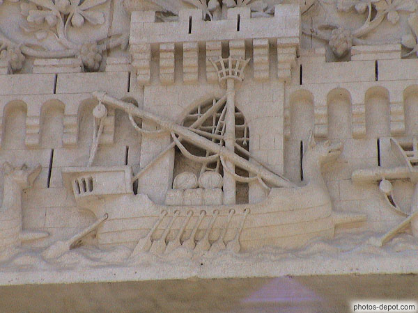 photo de galères en bas relief, Linteau de la porte du palais des archevèques