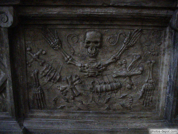 photo de dalles représentant des squelettes, cathédrale St Just