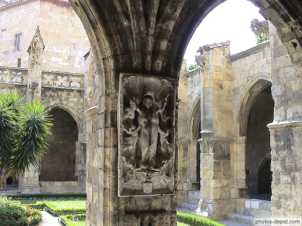 photo de Vierge entourée d'anges, sculpture adossée à la colonne centrale du cloïtre