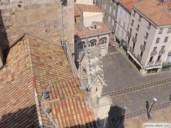 photo de Vue plongeante sur les toits du passage de l'ancre depuis le donjon Gilles Aycelin