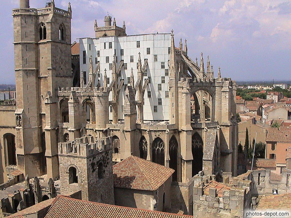 photo de cathédrale St Just, ensemble monumental de style gothique méridional unique en France et similaire au palais des papes d'Avignon