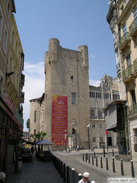 photo de Donjon Gilles Aycelin, tour carrée affirmant l'autorité de l'évèque, couronné de 3 échauguettes d'angle octogonales et d'une guette