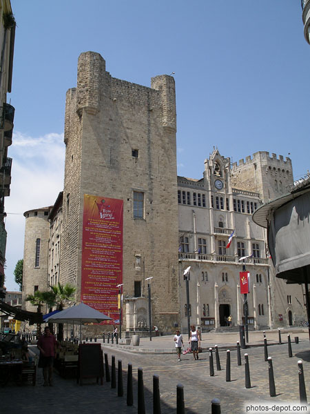 photo de tours donjon et palais des archevèques, place de l'hôtel de ville