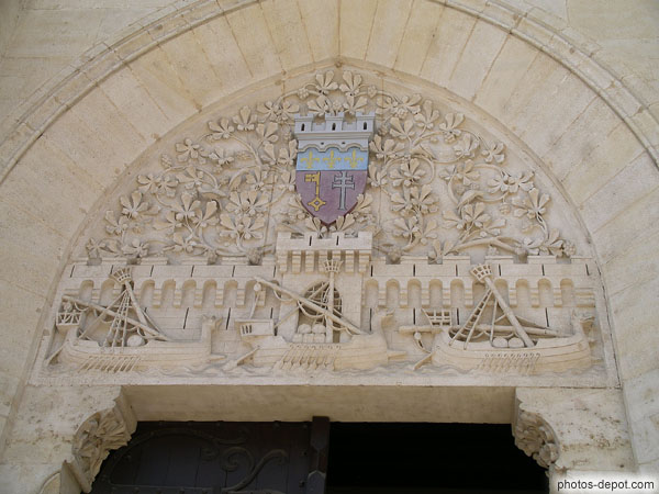 photo de tympan de l'entrée du palais des archevèques