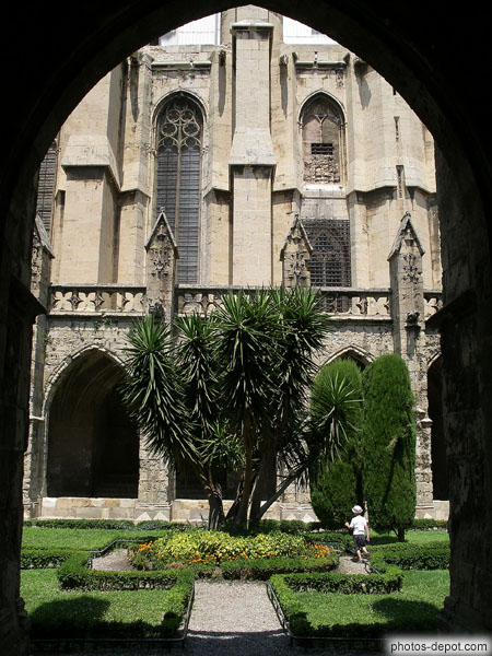 photo de jardin central du cloître de la cathédrale